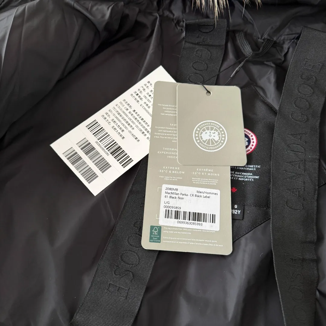 Style number: Y 183 (The new 17 models come standard without wolf fur, wolf fur costs +50) Canada Goose New 17 models of down jackets, timeless Classic, same style for men and women, mid-length windbreaker jacket. Canada Goose technology waterproof fabric is wind and cold resistant and extremely warm! Plush heat storage keeps you warm and warms you up quickly! Extra large fur collar design, fine fur, smooth to the touch, comfortable and skin-friendly! Double windproof cuffs to prevent cold wind from entering! The pockets have a flap zipper design and the upper pocket is a diagonal pocket, which is convenient and practical! Canada Goose’s popularity in the past two years has greatly surpassed that of the king of down jackets, the Meng Mouth, and it is the hottest item in autumn and winter on INS! Same Style for men and women, Canada Goose Classic style! Color: Black Black Label Black Red Label Cream White Gray Black Label Gray Red Label Navy Blue Sizes: XS S M L XL XXL